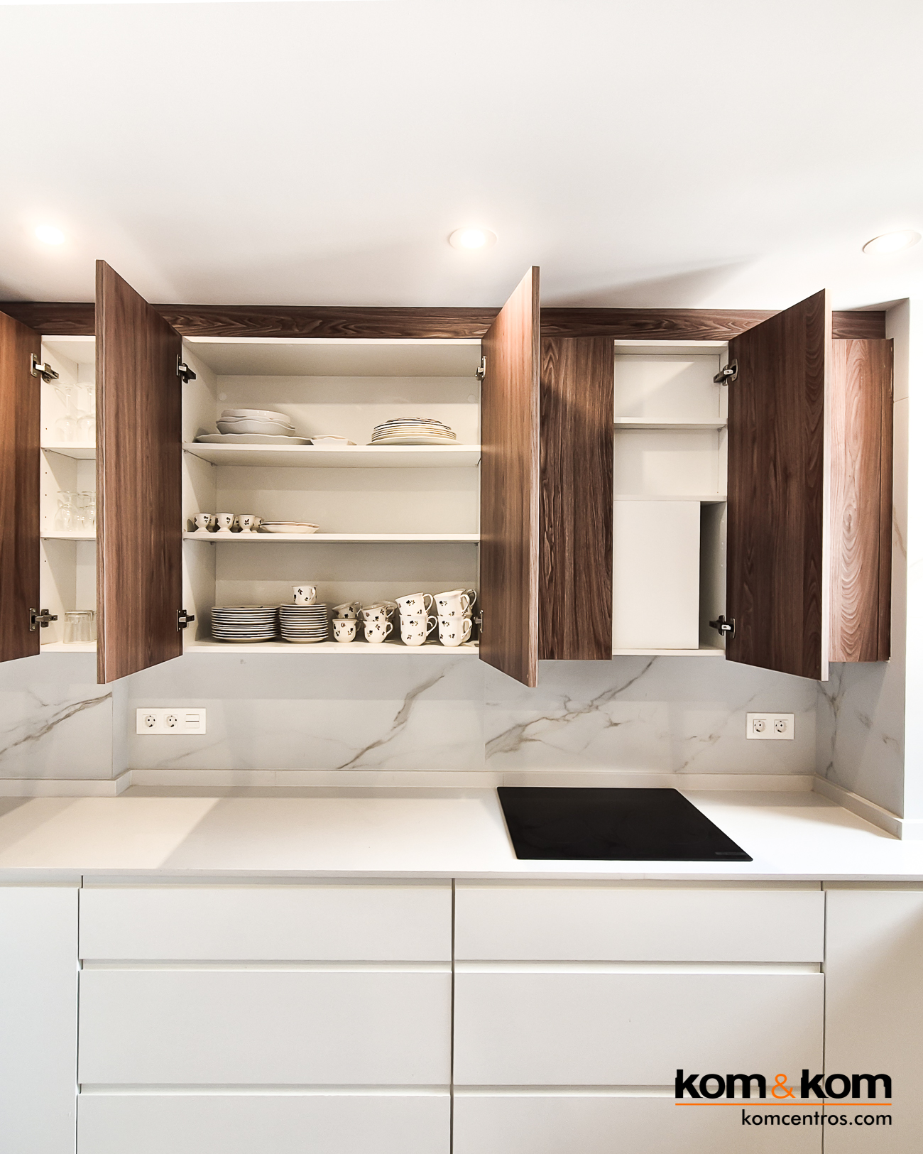 cocina moderna blanca y madera nogal sin tiradores